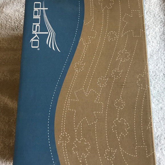 Women’s dansko shoes - Picture 2 of 8